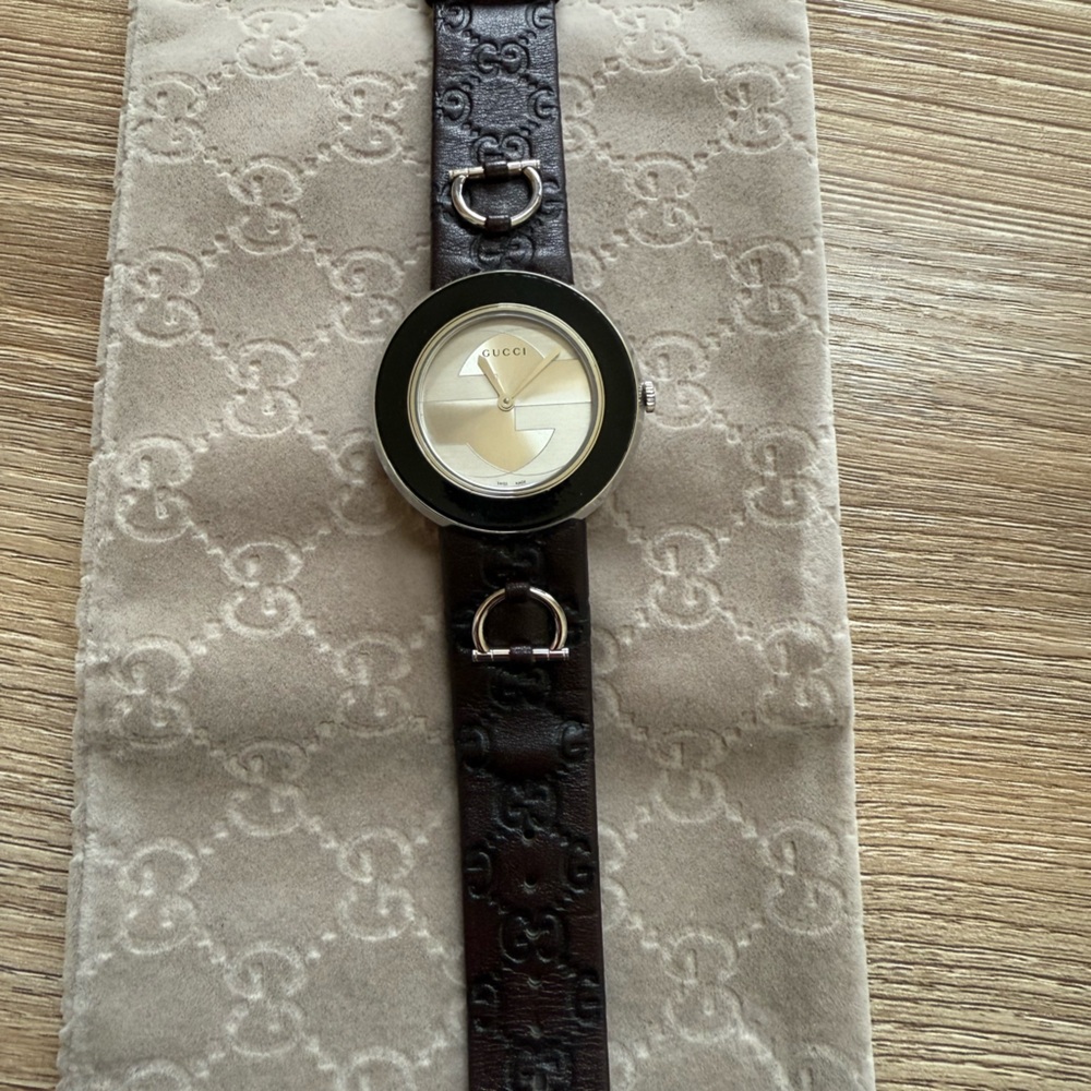 Gucci women’s watch with interchangeable brown and black bands! - Picture 2 of 8